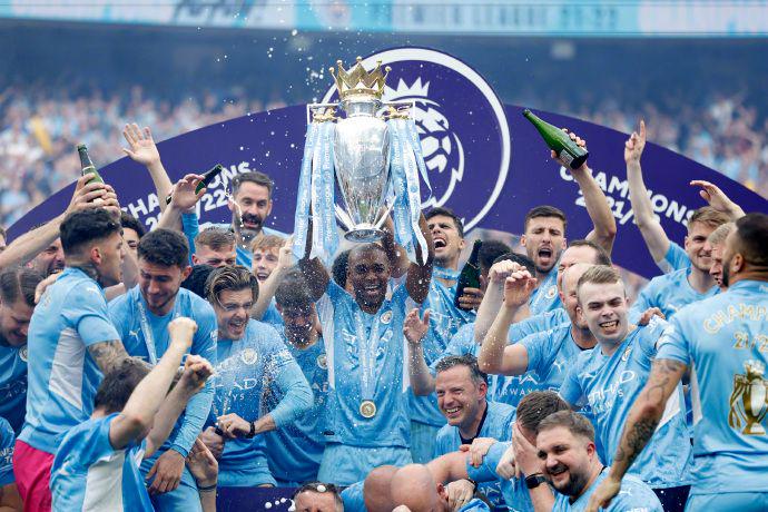 足球中超争冠球队连续丢分，冠军悬念陡增（中超争冠队频频丢分，冠军悬念升级）