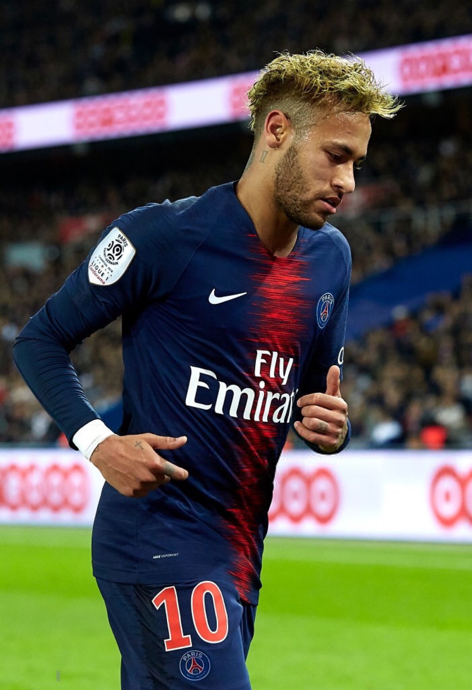 冬窗大戏开启！曼联中场或离队，利物浦寻萨拉赫接班人