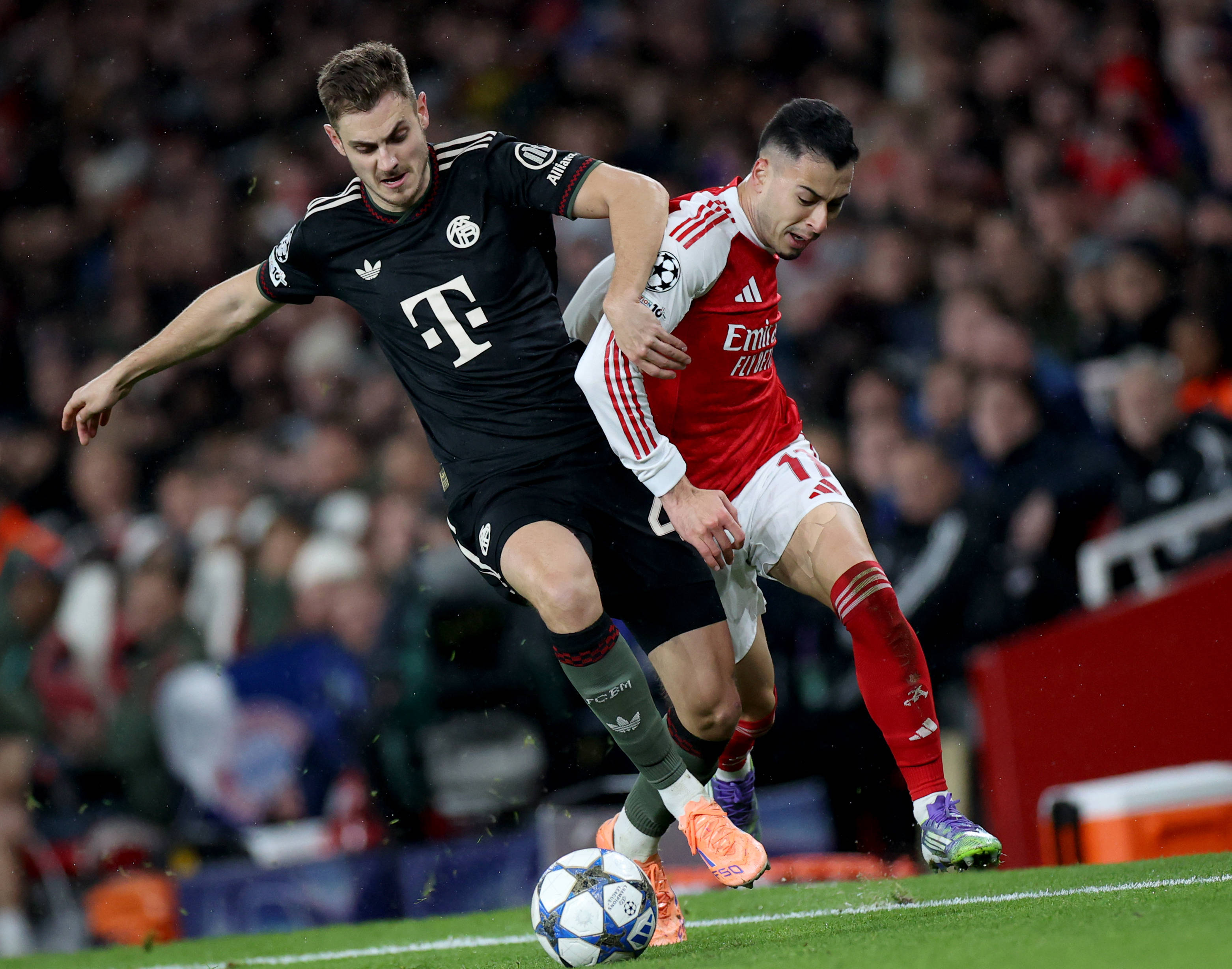 皇马这个时候放阿隆索，不就是放给利物浦的吗[do...（皇马此时放走阿隆索，不就等于拱手让给利物浦？）