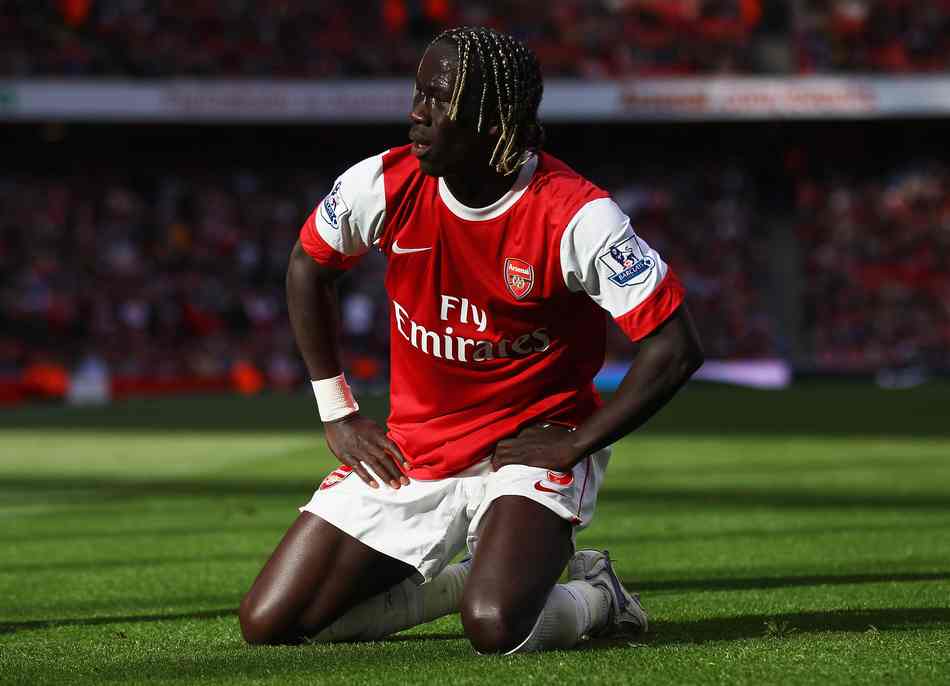 孙颖莎恭喜徐瑛彬，还专门跟徐瑛彬握握手（孙颖莎向徐瑛彬送上祝贺，并特地与其握手）