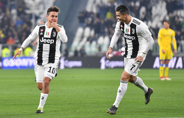 波兰对阵荷兰世预赛中，有球迷向场内投掷烟火迫使比赛被中断（世预赛波兰战荷兰，球迷投掷烟火致比赛中断）