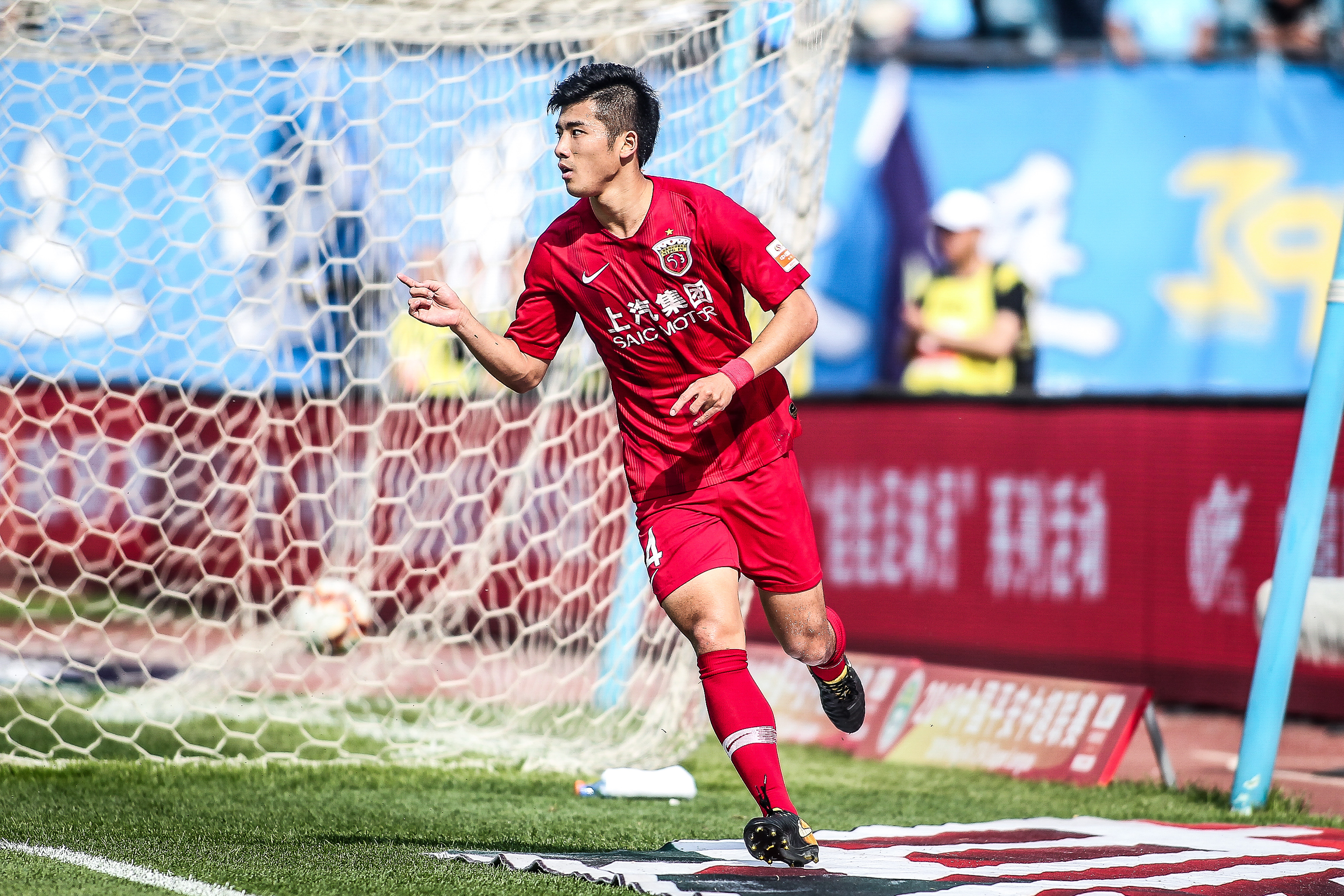 巴萨客战切尔西：莱万、亚马尔首发，内托、埃斯特旺出战（巴萨客场挑战切尔西：莱万、亚马尔先发，内托与埃斯特旺登场）