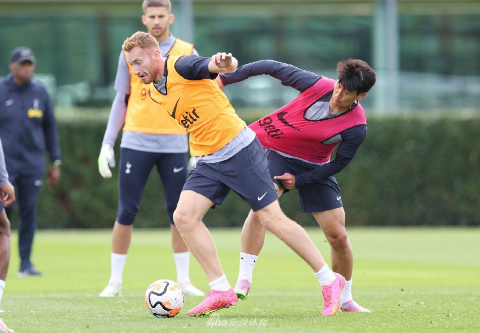 跟队：乌尔赖希预计赛季结束后退役，将留在拜仁俱乐部任职（队记：乌尔赖希或于赛季末挂靴，未来将留在拜仁任职）