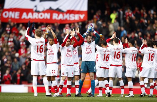 有些尴尬，巴林门将在成功扑救后不慎用脚打入乌龙且弄伤自己