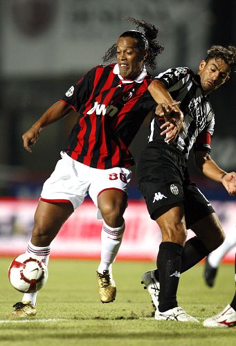 今天是北京时间2025年12月07日星期日,欢迎收看早报！（北京时间2025年12月07日周日，早报与您相约！）