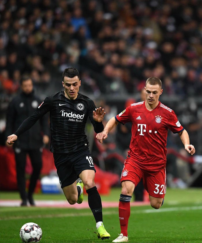 和三笘薰合影的11岁小球员有日本和法国血统，出自吉田麻也担任院长的青训机构（与三笘薰合影的11岁小将为日法混血，出自吉田麻也任院长的青训机构）