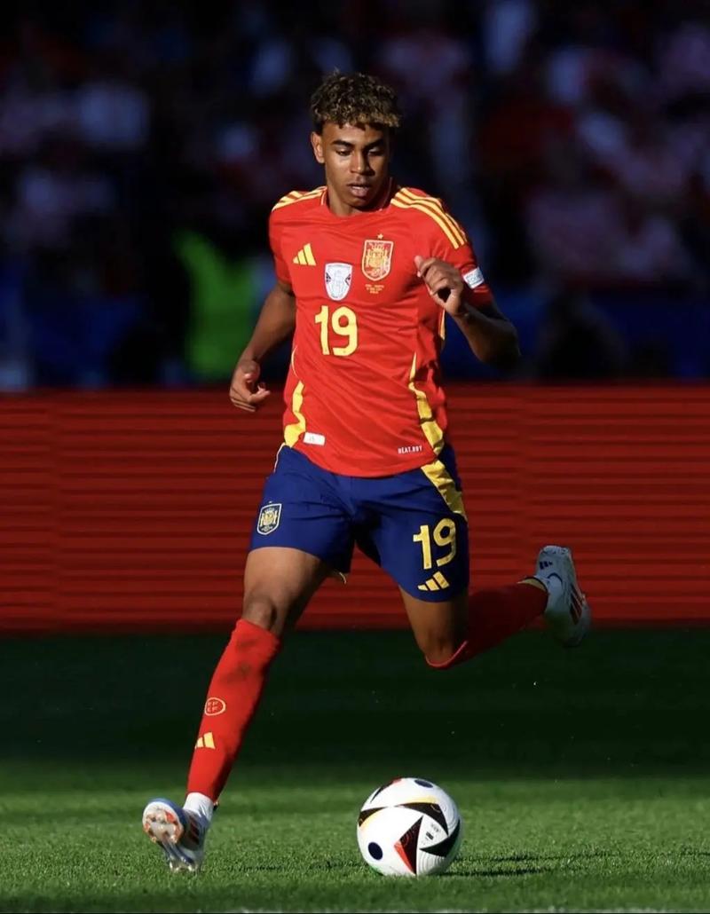 曼联旧将：把梅罗相互比较很可悲，不如享受他们的精彩表现（曼联旧将：别再比较梅罗，享受他们的精彩更重要）