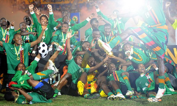 成都蓉城在中超和足协杯表现不佳，古尔芬克尔可能离队，周定洋面临续约问题，俱乐部需补强阵容。