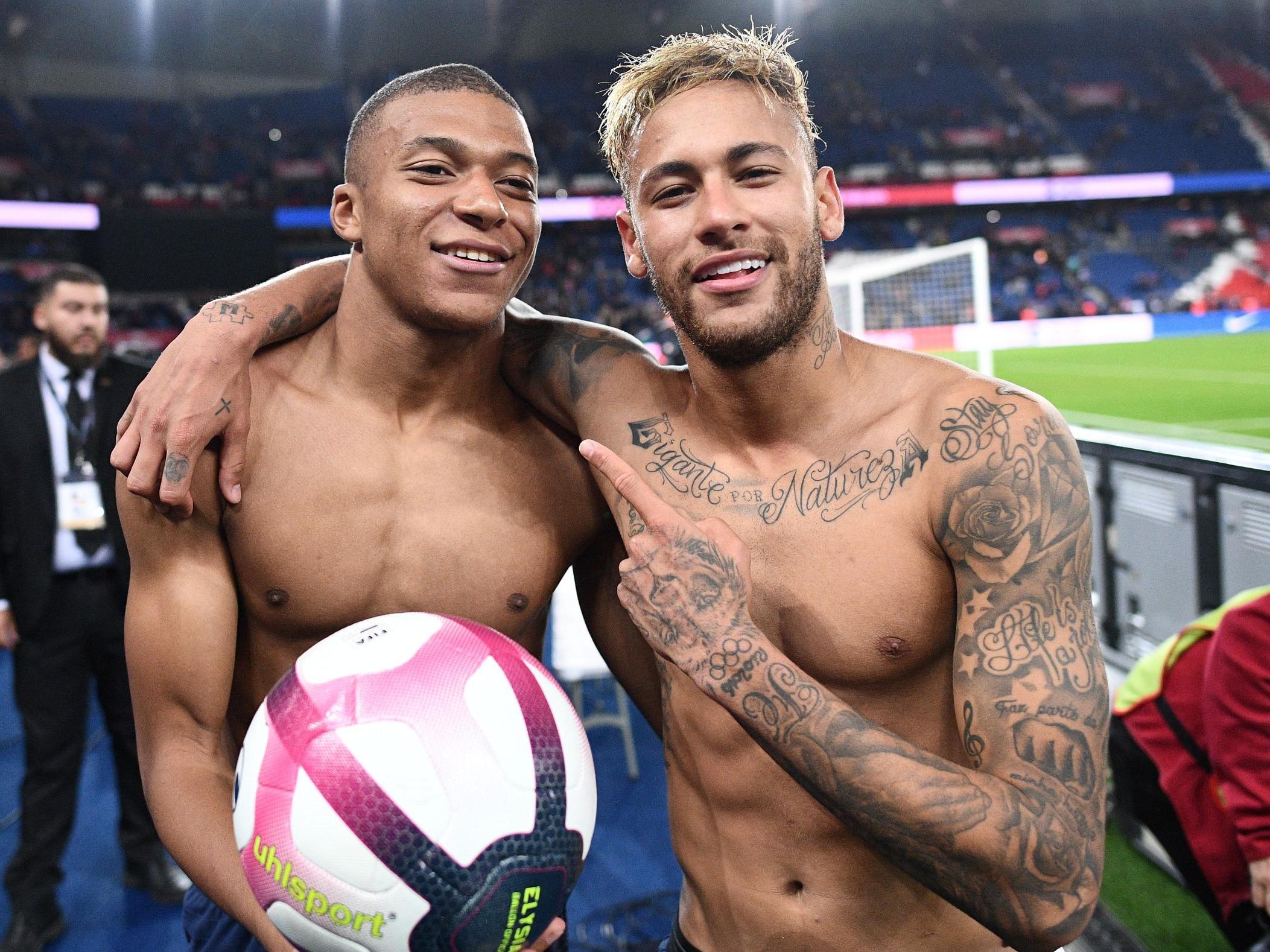 梅西雕像揭幕仪式上，梅西与宝莱坞影星沙鲁克-汗合影（梅西雕像揭幕现场，梅西与宝莱坞巨星沙鲁克·汗同框合影）