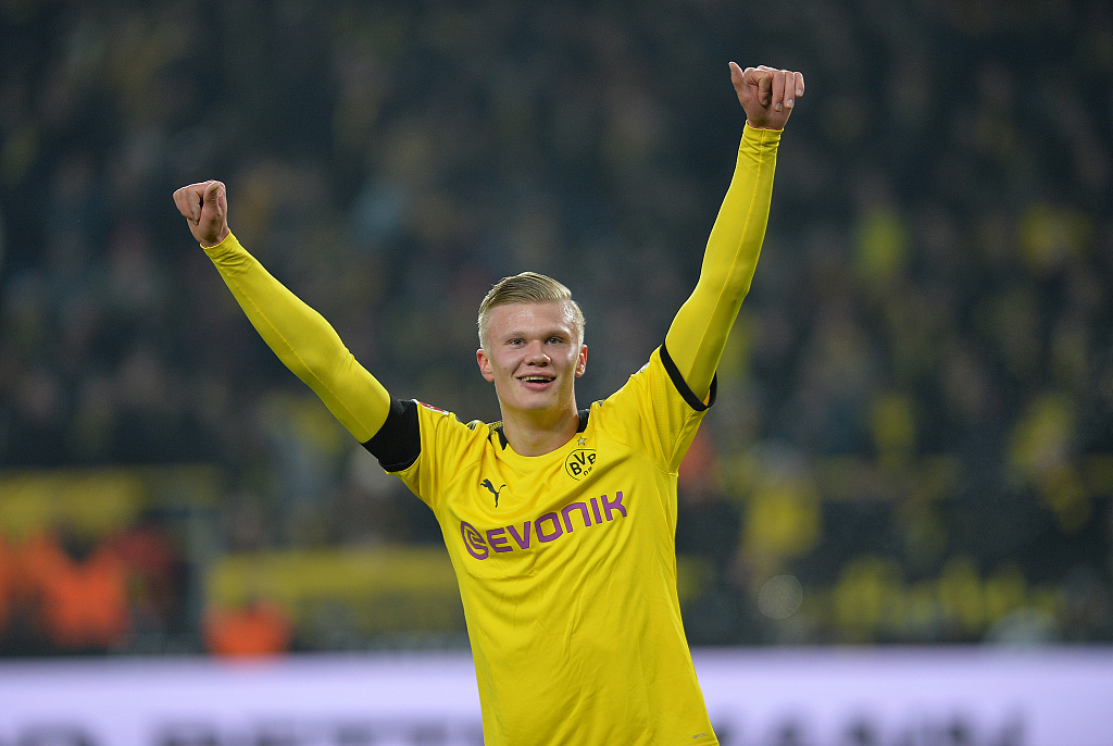 告别队长，热刺球员赛后在球场上将孙兴慜高高抛起